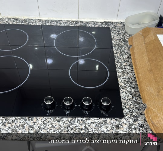 כיריים חשמליים על משטח שיש במטבח